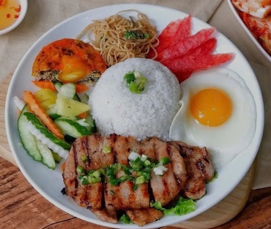Hình ảnh cơm sườn bì trứng