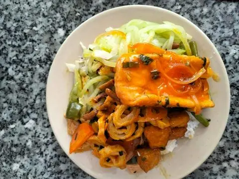 Hình ảnh cơm đậu hũ sốt cà chua 