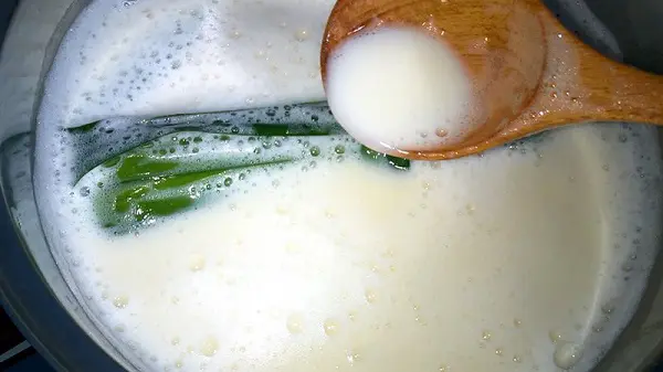 Hình ảnh Sữa đậu nành nấu lá dứa