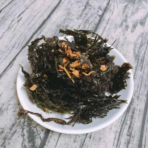 Hình ảnh 1 hủ rong biển cháy tỏi + 1 chân vịt cay 