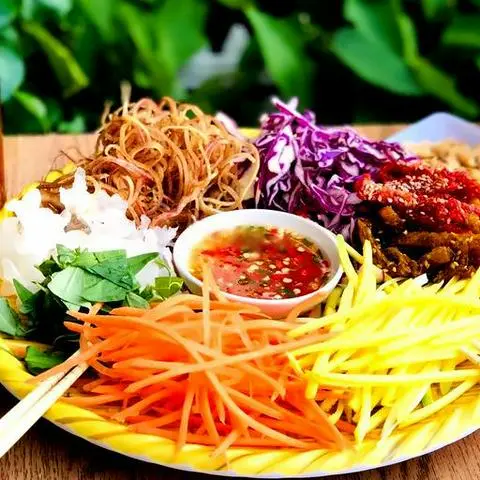 Hình ảnh 1 bún gạo xào rau nấm - 1 gỏi chay ngũ sắc