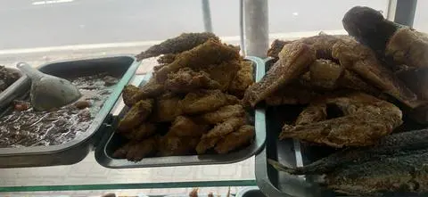 Hình ảnh Cơm cá rô kho tiêu