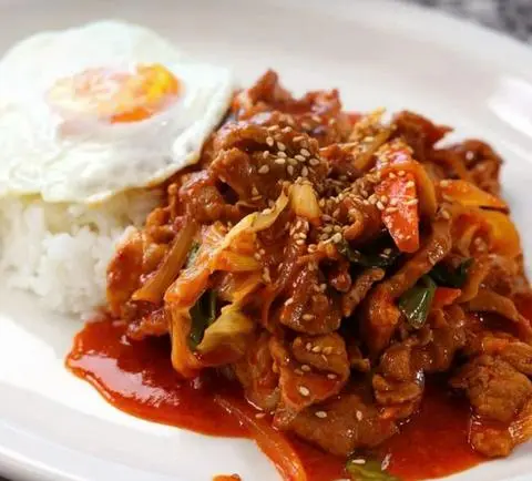 Hình ảnh Cơm thịt heo xào sốt cay