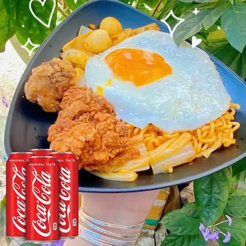 Hình ảnh “Mì Cà Ri Đậm Đà – Gà Chiên Giòn Rụm – Có Coca Là Chuẩn Bài