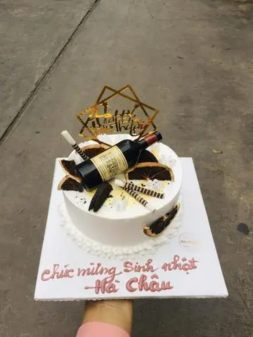Hình ảnh Bánh Kem Sinh Nhật gắn Rượu chanh khô bánh