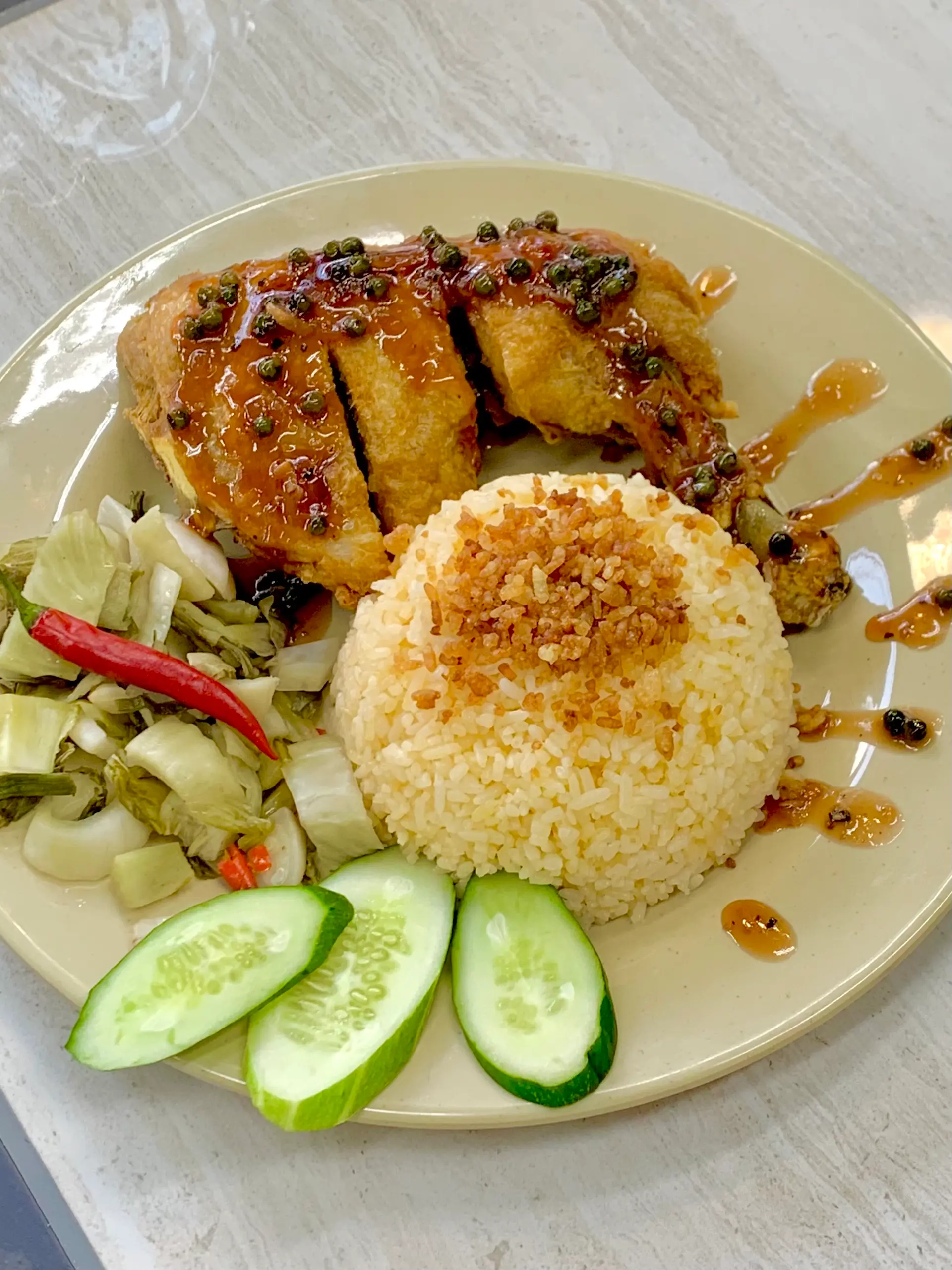 Hình ảnh Cơm gà sốt tiêu( đùi góc tư )