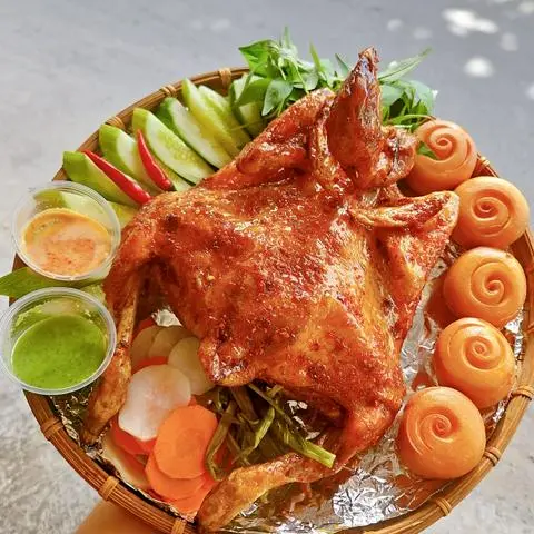 Hình ảnh 1 Con Gà Quay - 5 Cái Bánh Bao