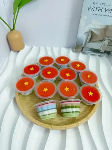 Hình ảnh 10 hũ rau câu hình lá cờ Việt Nam kỷ niệm 50 năm thống nhất đất nước