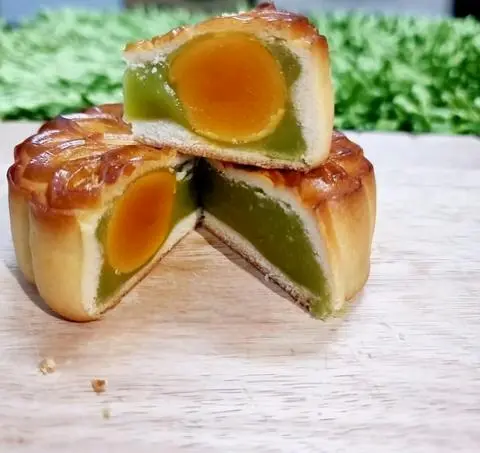 Hình ảnh 1 Bánh Trung thu Lá dứa 02 trứng thơm ngon ít ngọt 200gr