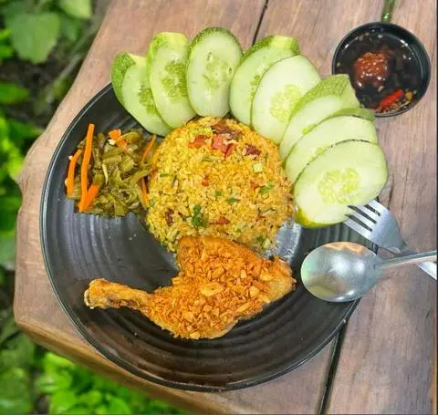 Hình ảnh Cơm chiên Dương Châu gà mắm tỏi - đùi lớn góc tư