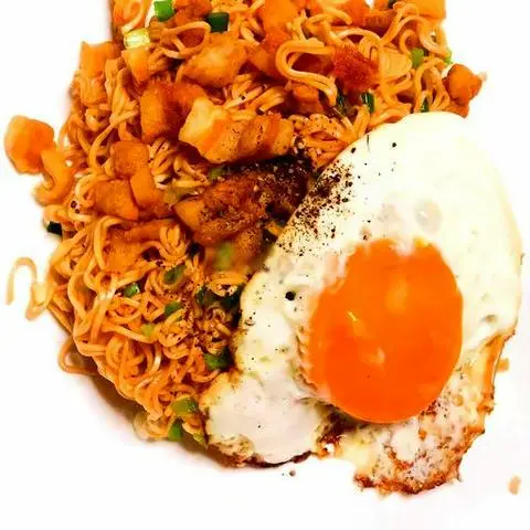 Hình ảnh Mì trộn ốp la tóp mỡ