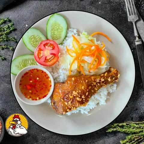Hình ảnh Cơm gà xối mỡ sốt tiêu đen má đùi