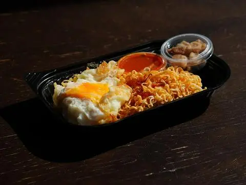 Hình ảnh Mì trộn trứng tóp mỡ