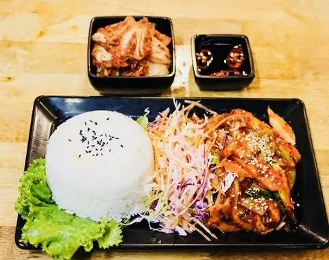 Hình ảnh Cơm  thịt heo xào cay