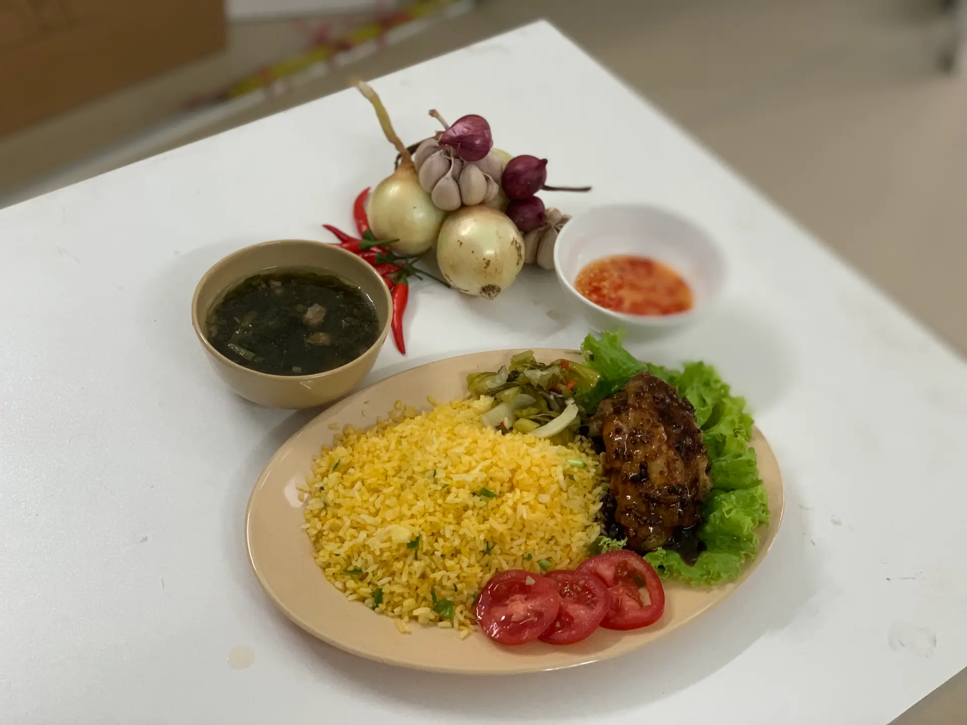 Hình ảnh Dĩa góc tư sốt tiêu đen 