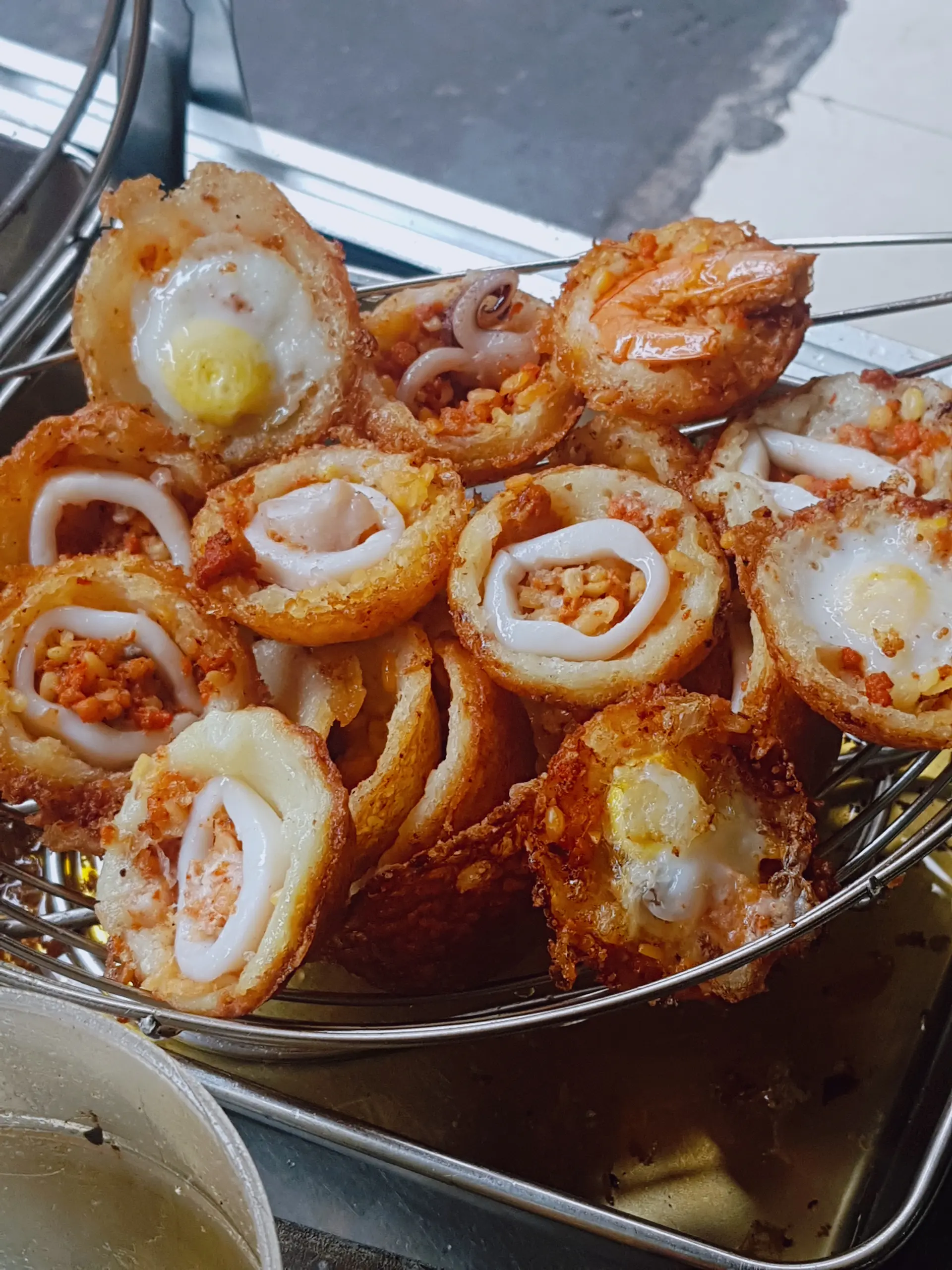 Hình ảnh 4 bánh khọt tôm và 4 bánh khọt mực
