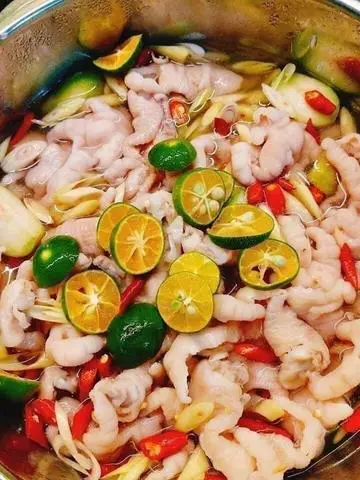 Hình ảnh Chân gà rút xương ngâm sả tắc 