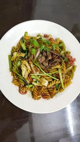 Hình ảnh Nui cầu vồng xào bò lắc