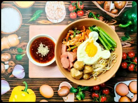 Hình ảnh cơm trộn xiên que kim chi + xúc xích đức + trứng