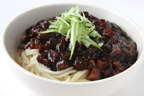 Hình ảnh mỳ tương đen + rong biển + trứng chiên