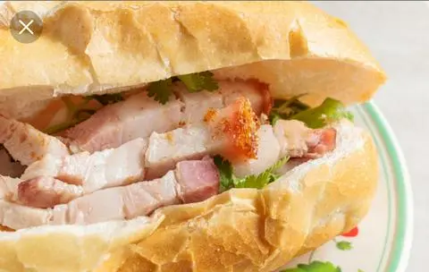 Hình ảnh Bánh mì heo quay da giòn