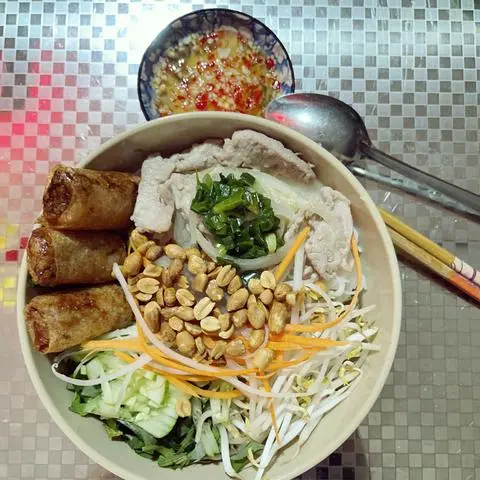 Hình ảnh Bún thịt heo xào chả giò