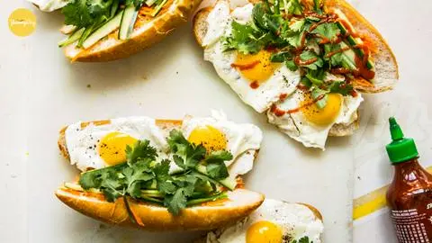 Hình ảnh Bánh mì Baguette Pate 6 trứng khổng lồ