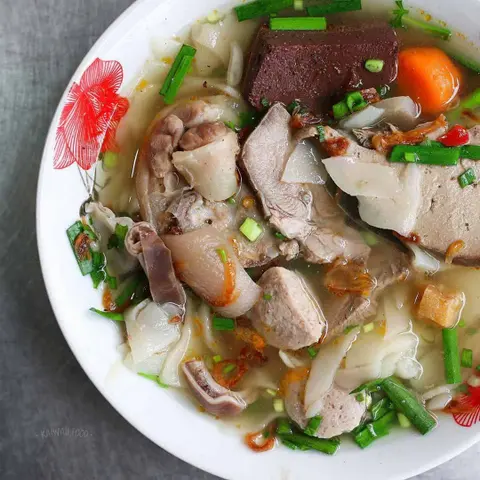 Hình ảnh Mì gói thịt, huyết, da heo