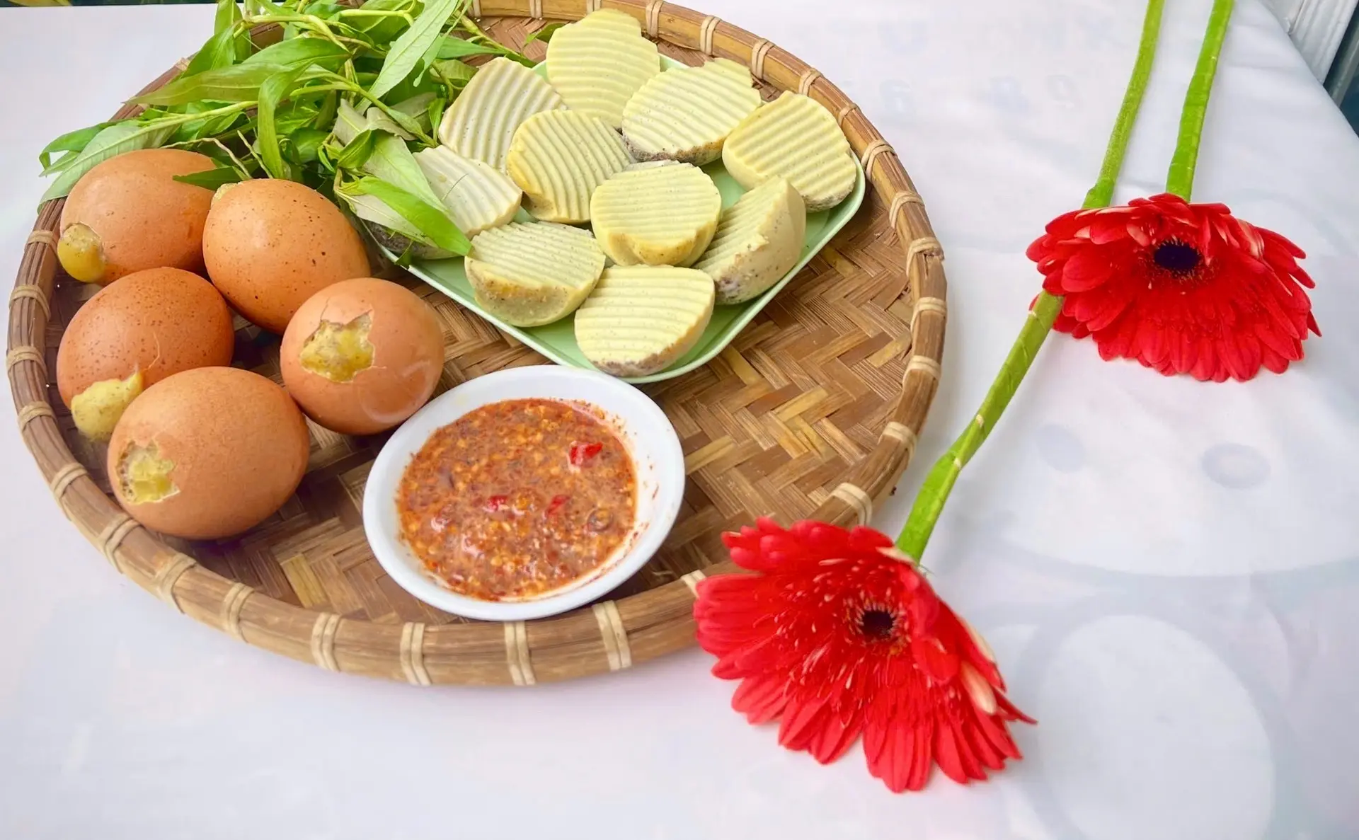 Hình ảnh Trứng gà nướng lột cắt sẵn