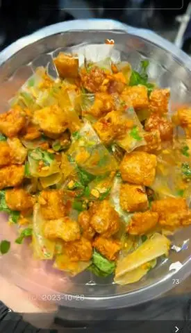 Hình ảnh Bánh Tráng  Trộn Sốt Bò Tóp Mỡ, Trứng Cút