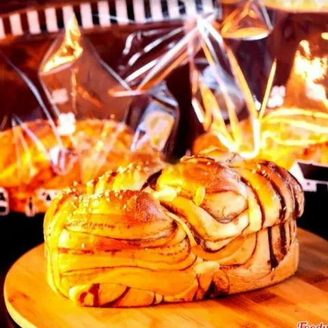 Hình ảnh Bánh mỳ hoa cúc đậu đỏ