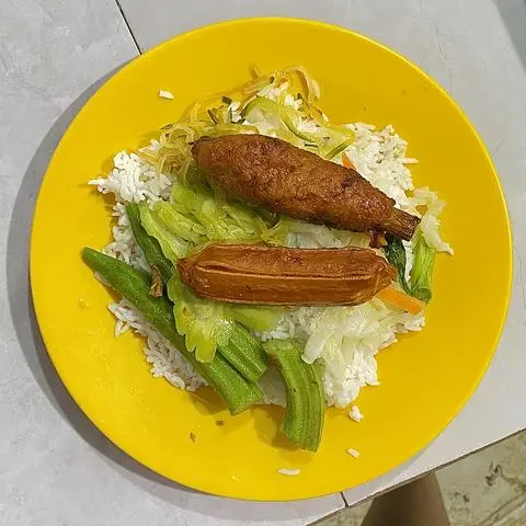 Hình ảnh cơm đùi gà xúc xích