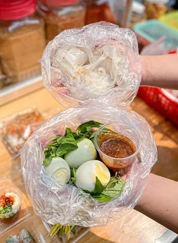 Hình ảnh Bánh tráng chấm sốt muối tắc - Trứng cút lòng đào