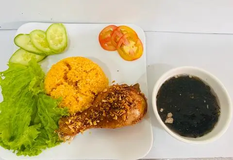 Hình ảnh Cơm Gà Sốt Mắm Tỏi Nhỏ + Canh Rong Biển