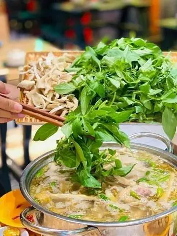 Hình ảnh Lẩu Gà Lá É Vừa ( 2-4 Người)