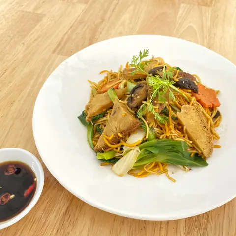 Hình ảnh Mì rau củ xào nấm hầu thủ