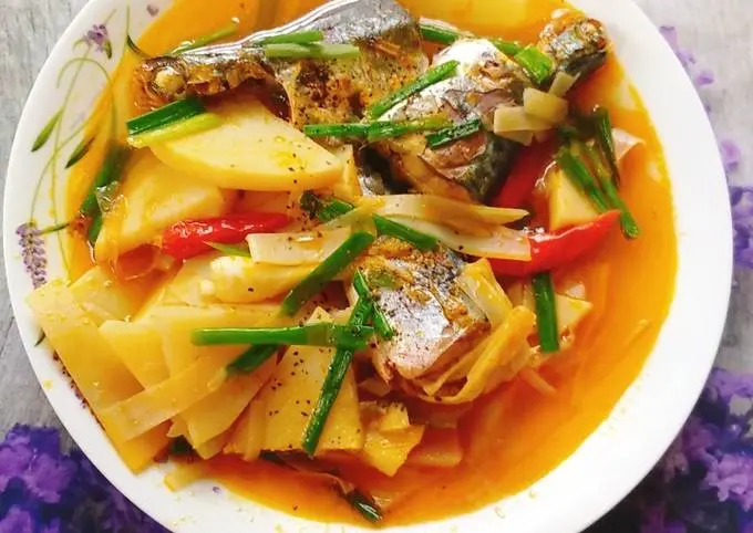 Hình ảnh Cá ngừ/cá nục kho măng ( chưa bao gồm cơm canh nhé)