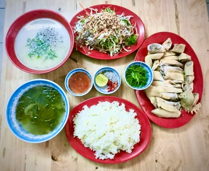 Hình ảnh Gà chặt nửa con - cháo gỏi