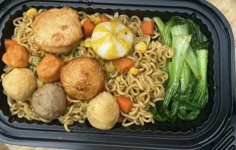Hình ảnh mì trộn indo (các loại cá viên)