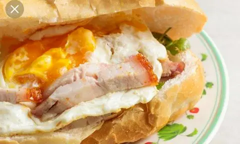 Hình ảnh Bánh mì heo quay - ốp la