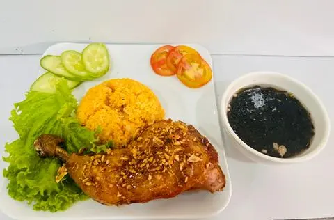 Hình ảnh Cơm Gà Sốt Mắm Tỏi Lớn + Canh Rong Biển