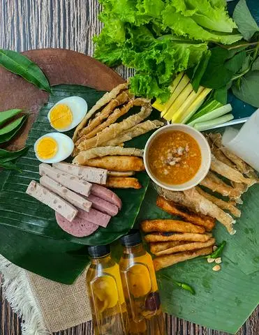 Hình ảnh 2 NGƯỜI CĂNG BỤNG ( 1 phần Tá lả + 1 phần Nem nướng Nha Trang + 2 sâm bông cúc )