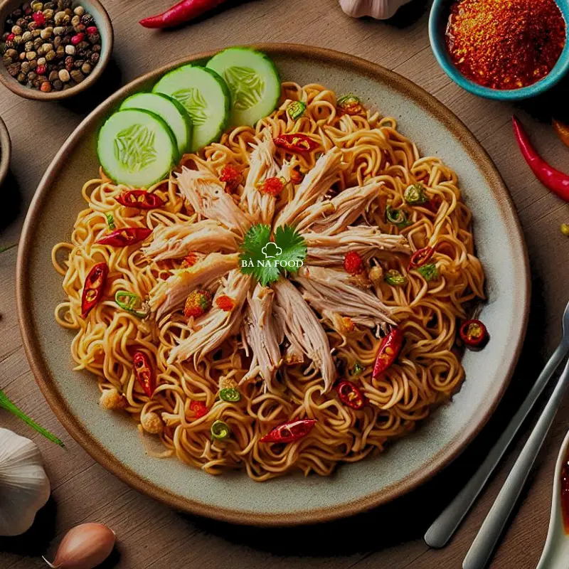 Hình ảnh Mì trộn đùi gà xé phay sốt mắm tỏi