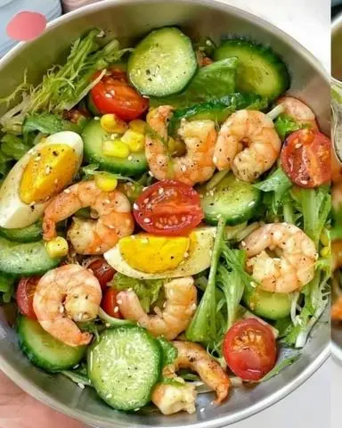 Hình ảnh Tôm - trứng - salad thập cẩm