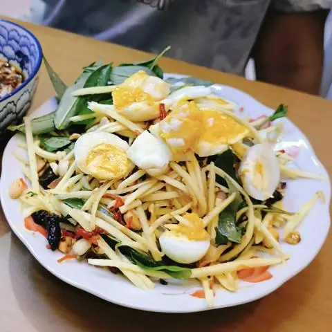 Hình ảnh GỎI XOÀI Khô bò Trứng cút lòng đào thanh mát, đậm vị cho ngày oi nóng