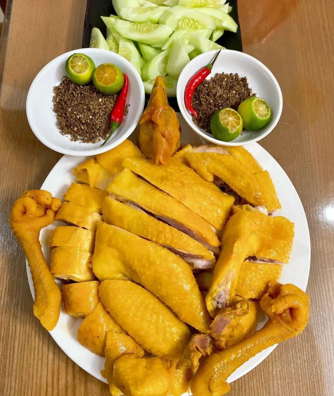 Hình ảnh gà u Muối Nữa Con Chặt Sẵn để lạnh kèm nước chấm Hải sản 