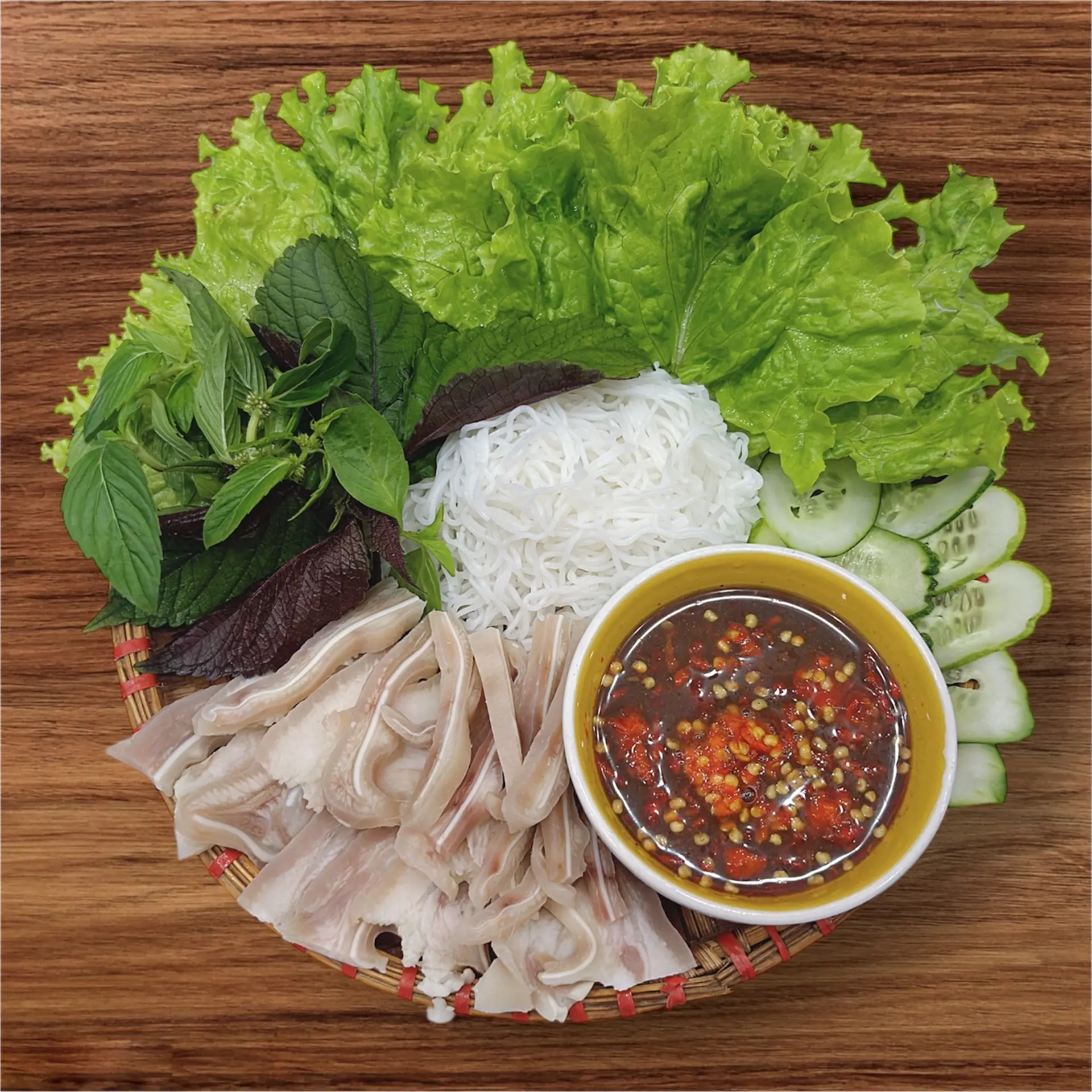 Hình ảnh Tai heo cuốn bánh tráng mắm nêm