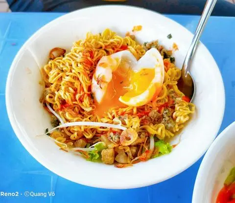 Hình ảnh Mì xào trứng lòng đào tóp mỡ 