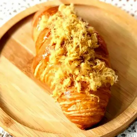Hình ảnh Soft croissant with salted egg - floss