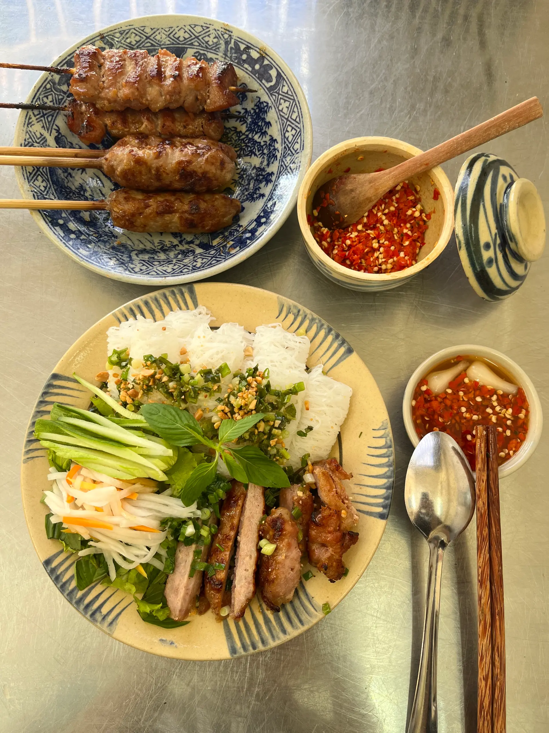 Hình ảnh bánh hỏi kim tiền, nem nướng 